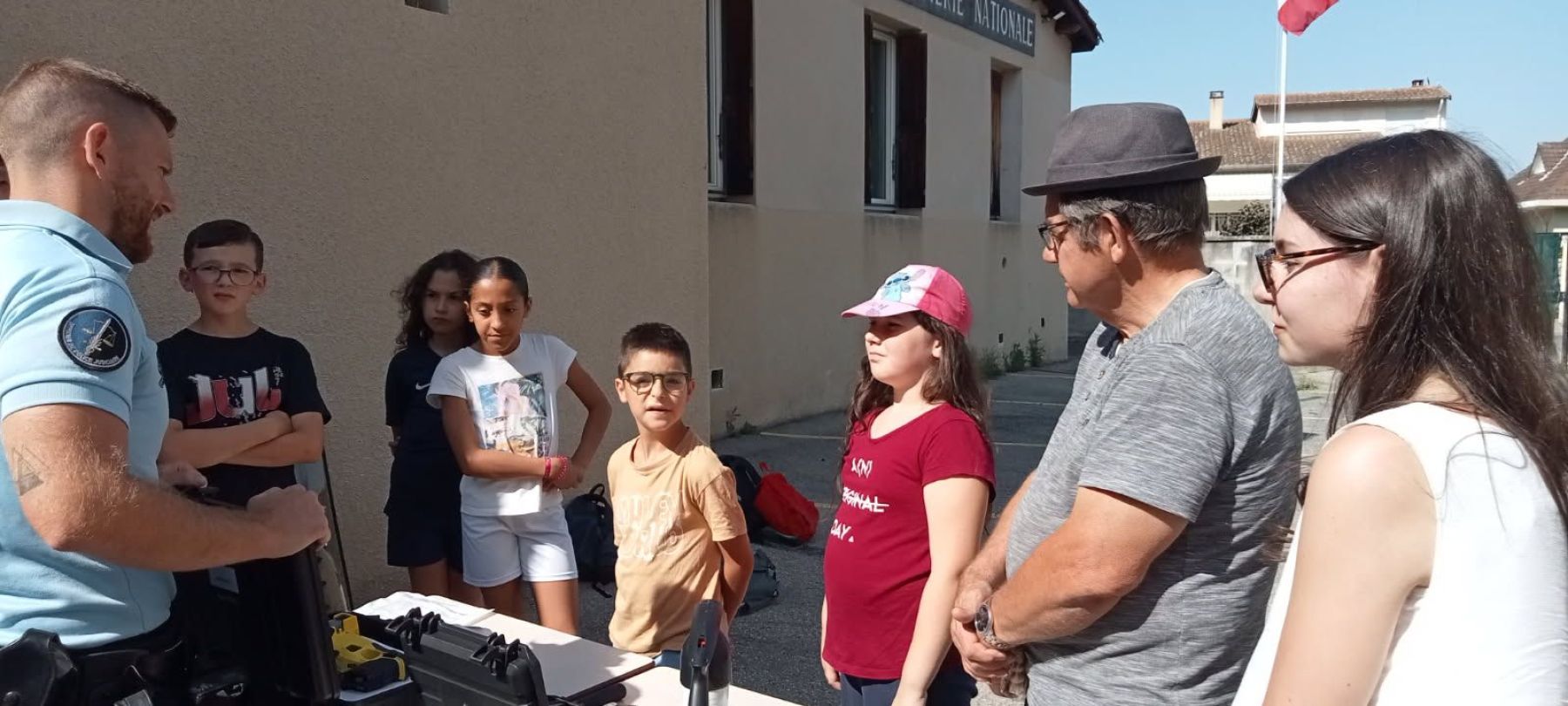 Les conseillers municipaux visitent la gendarmerie.