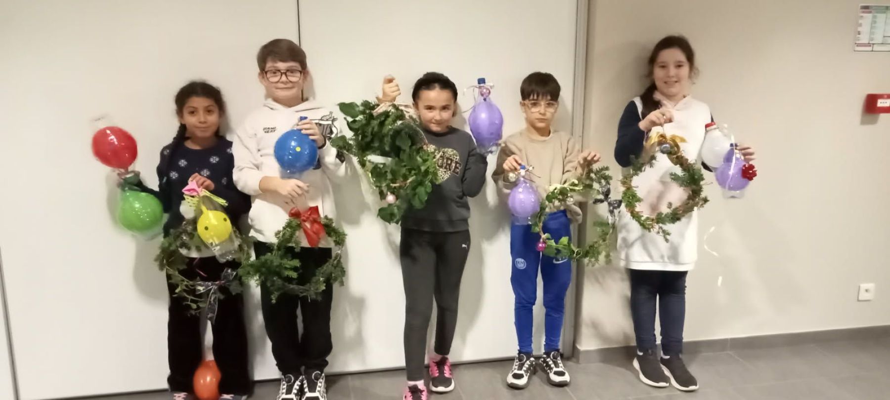 Après une réunions très sérieuse, nos jeunes conseillers ont préparer des décorations. Le père Noël peut arriver !